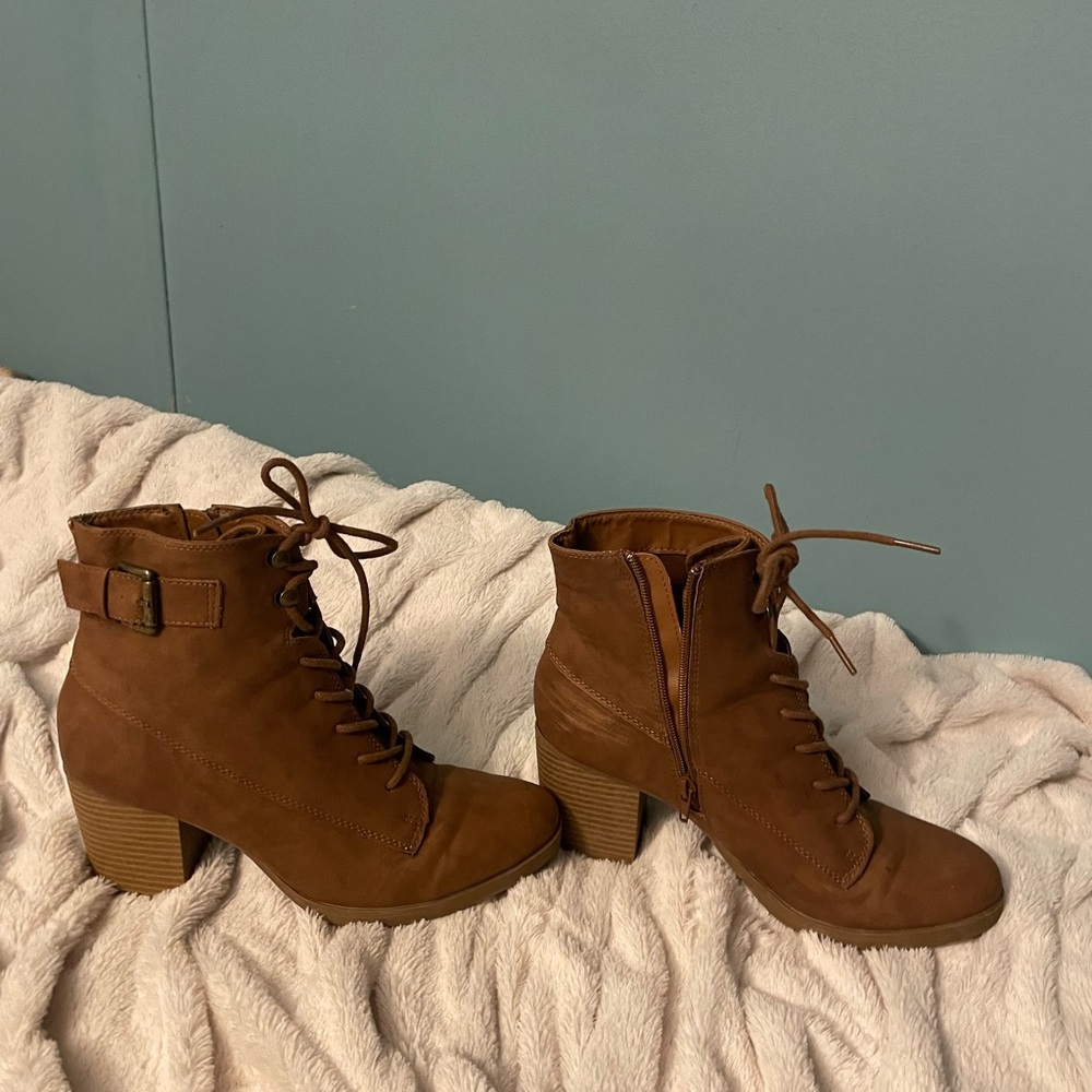 Me too boots size 9 1/2